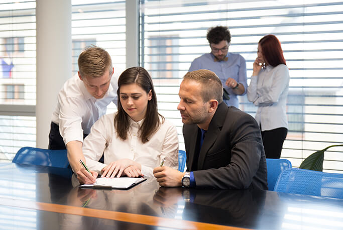Equipe assinando documentos de governança
