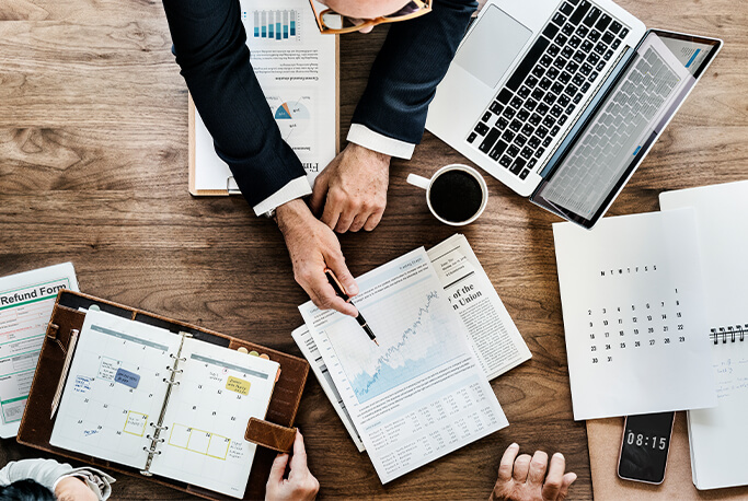 Mesa de trabalho com análises estratégicas