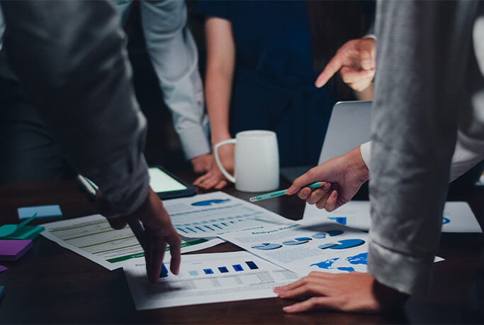 Equipe analisando relatórios de vendas